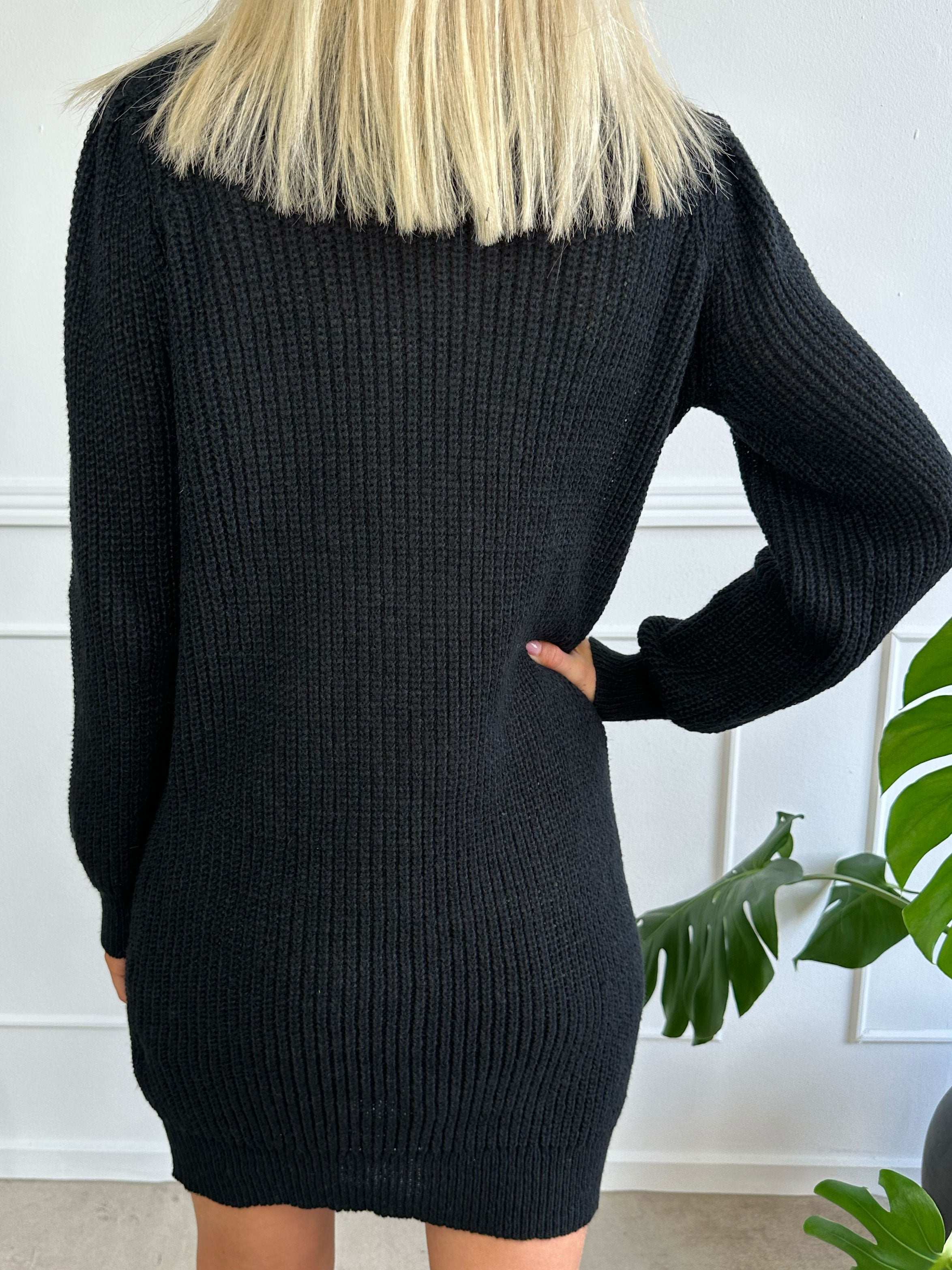 Teresa - Kort simpel strikkjole med turtleneck